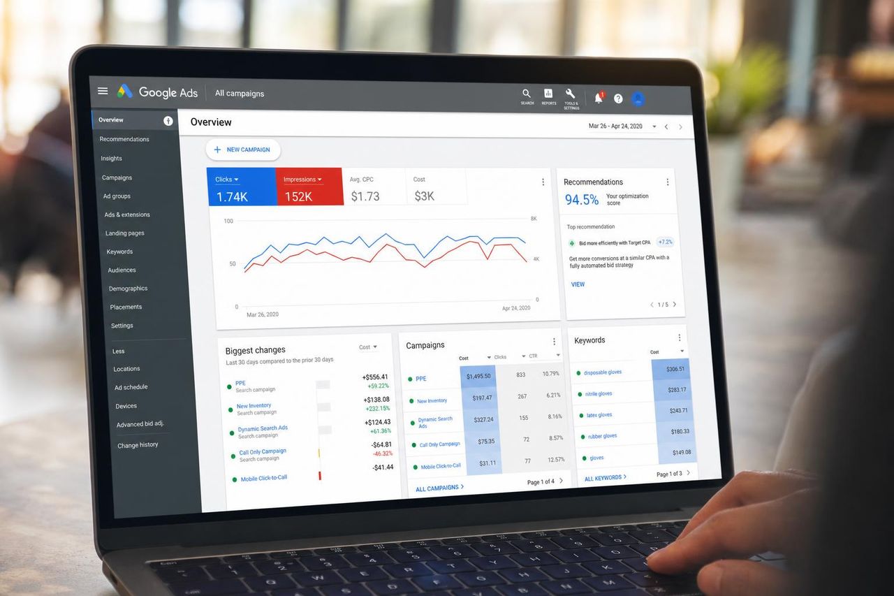 Google Ads Kampagne Auswertung auf Laptop — monatliche Kosten und Klickpreise im Überblick. Dieser Inhalt wurde mit Künstlicher Intelligenz erstellt.