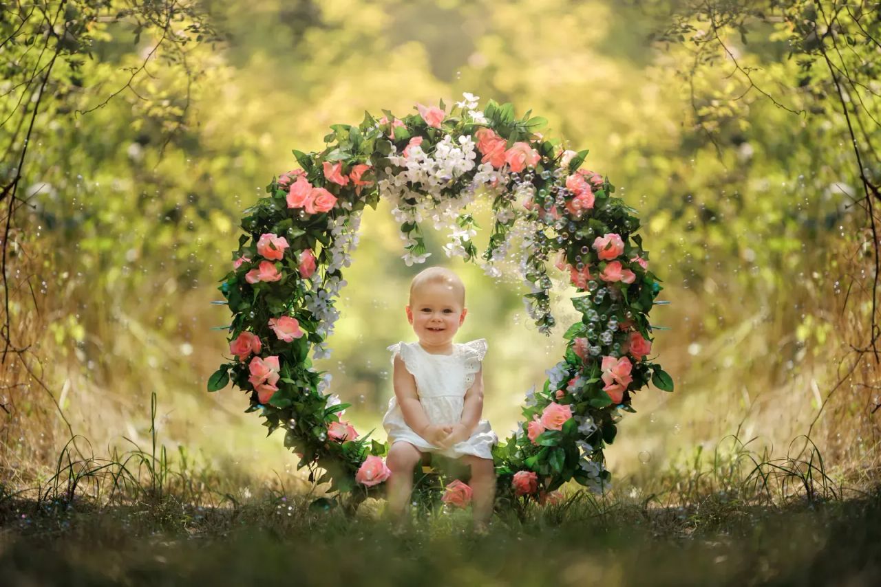 Babyfotograf bei einem Newborn-Shooting — Baby schläft sanft auf weicher Decke