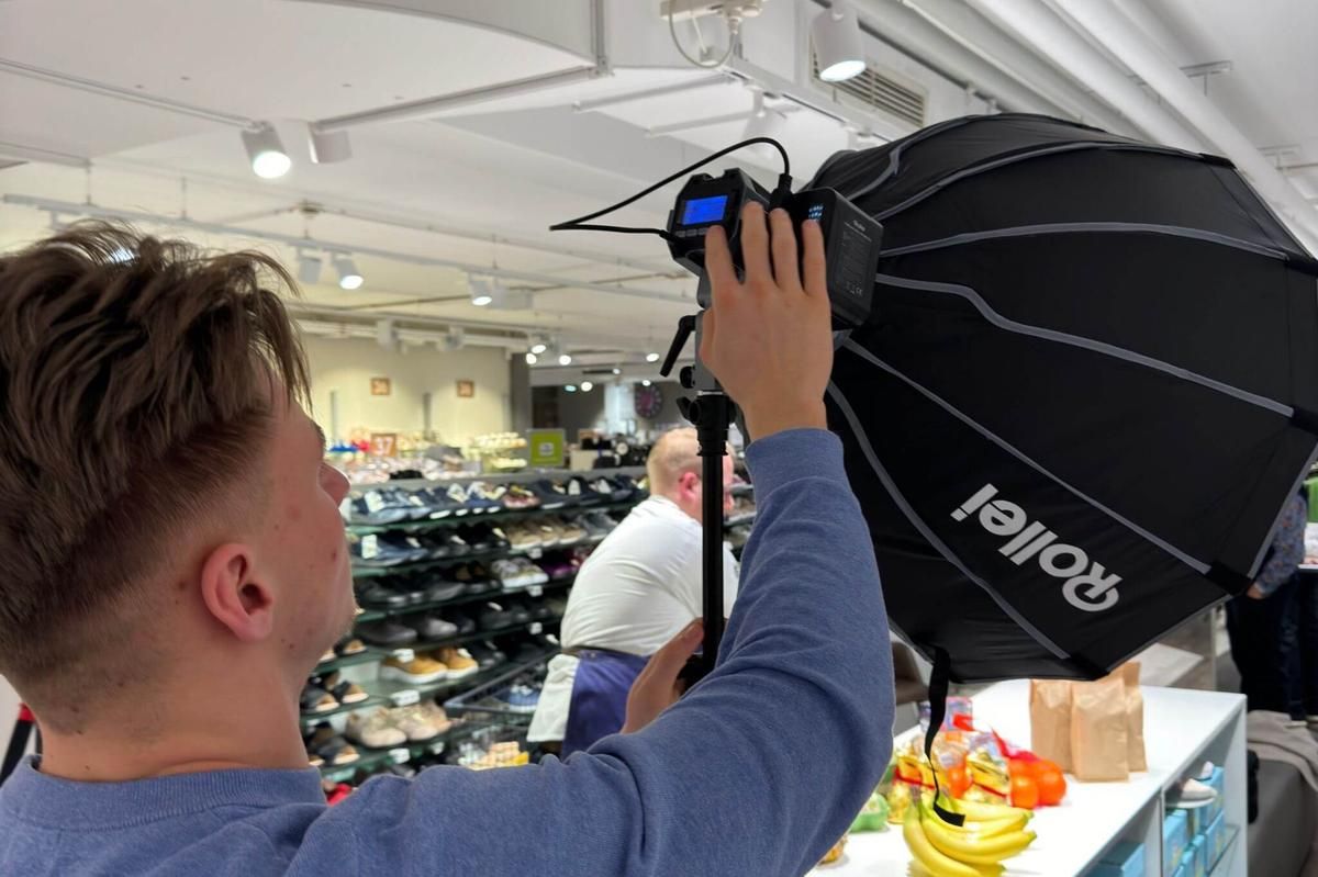 Produktvideo-Aufnahme im Studio — Kamera, Lichtsetup und Produktanordnung auf dem Set
