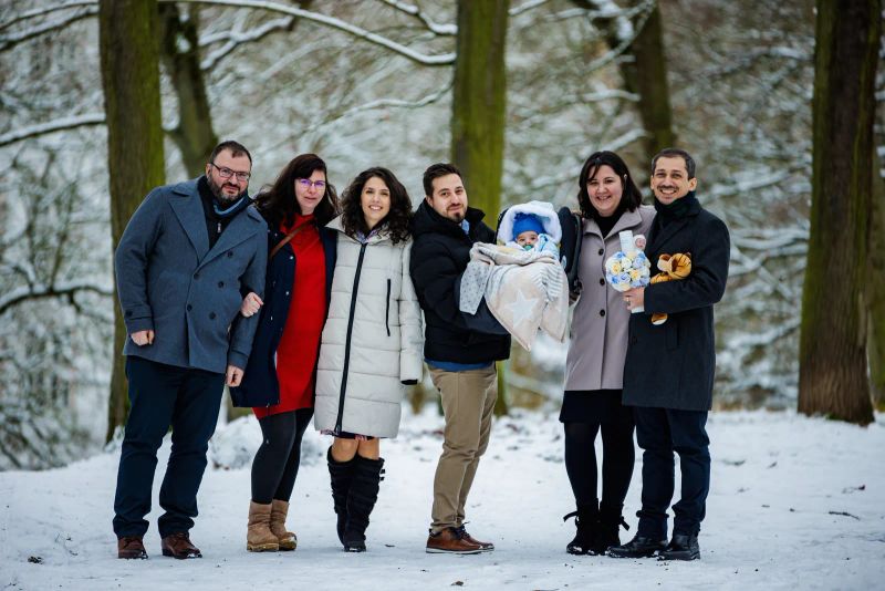 Familienporträt mit Baby im Winter — Eltern und Kleinkind in warmer Bekleidung im Freien
