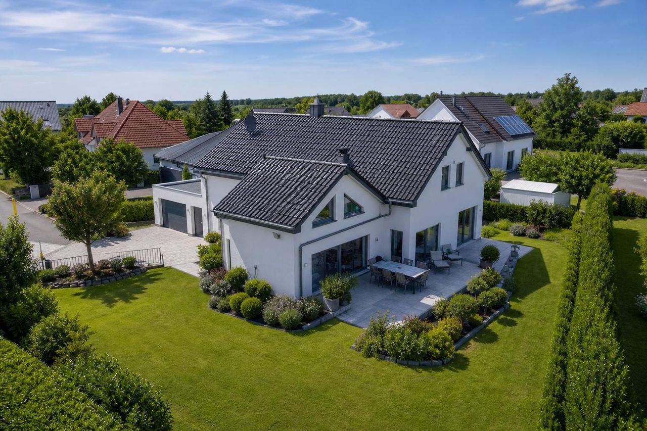 Drohnenaufnahme eines Einfamilienhauses aus der Vogelperspektive — professionelle Immobilien-Vermarktung. Dieser Inhalt wurde mit Künstlicher Intelligenz erstellt.