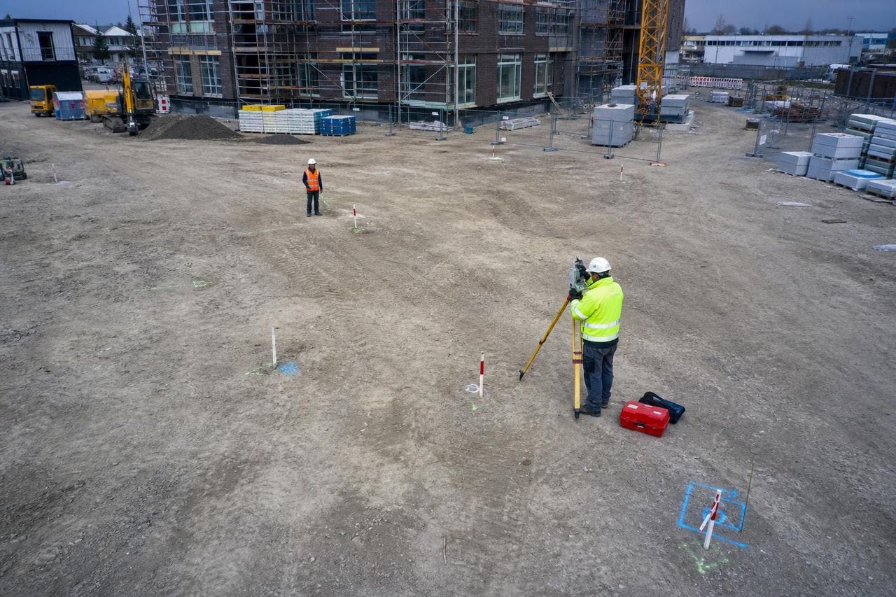 Drohne bei der photogrammetrischen Erfassung einer Fläche — Marktüberblick zur Drohnenvermessung 2026. Dieser Inhalt wurde mit Künstlicher Intelligenz erstellt.