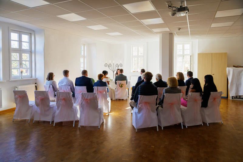 Standesamtliche Trauung in heller Saalumgebung mit Gästen