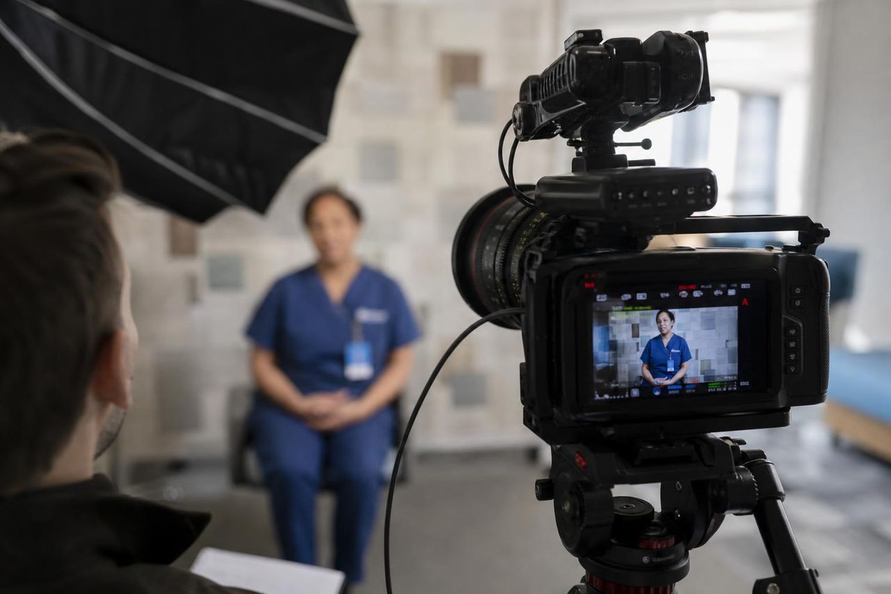 Videodreh für Recruitingvideo — Kamera, Licht, Mitarbeiter-Interview. Dieser Inhalt wurde mit Künstlicher Intelligenz erstellt.