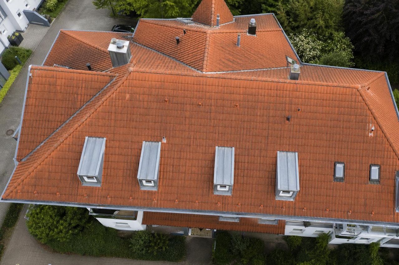 Dachfläche bei einer visuellen Kontrolle aus der Luft. Dieser Inhalt wurde mit Künstlicher Intelligenz erstellt.