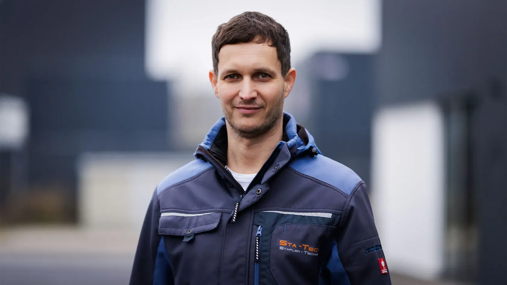 STA-TECH-Servicetechniker in Arbeitsjacke