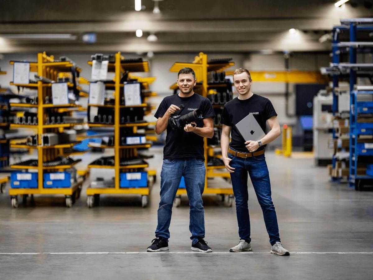 Videodreh in einer Produktionshalle — Kamerateam bei der Arbeit an einem Imagefilm